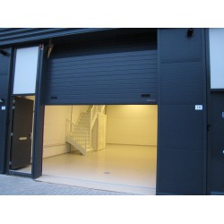 Bedrijfspand Industrieweg 3B met gedeeltelijke inrichting.