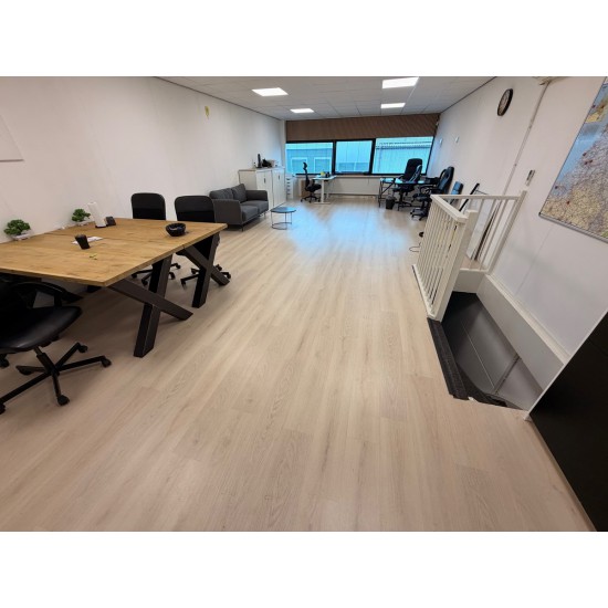 Bedrijfspand Industrieweg 3B met gedeeltelijke inrichting.