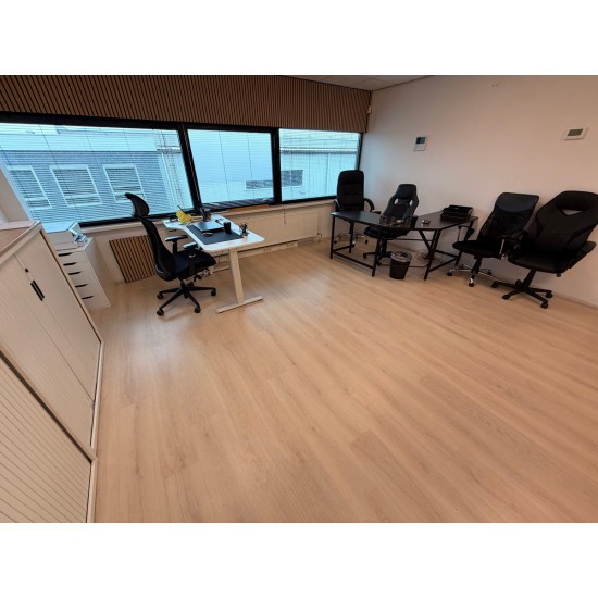 Bedrijfspand Industrieweg 3B met gedeeltelijke inrichting.