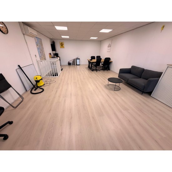 Bedrijfspand Industrieweg 3B met gedeeltelijke inrichting.