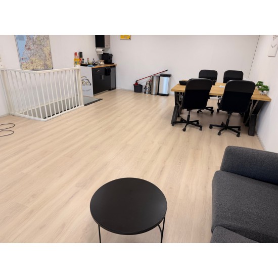 Bedrijfspand Industrieweg 3B met gedeeltelijke inrichting.