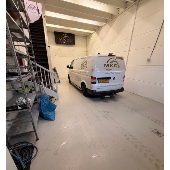 Bedrijfspand Industrieweg 3B met gedeeltelijke inrichting.