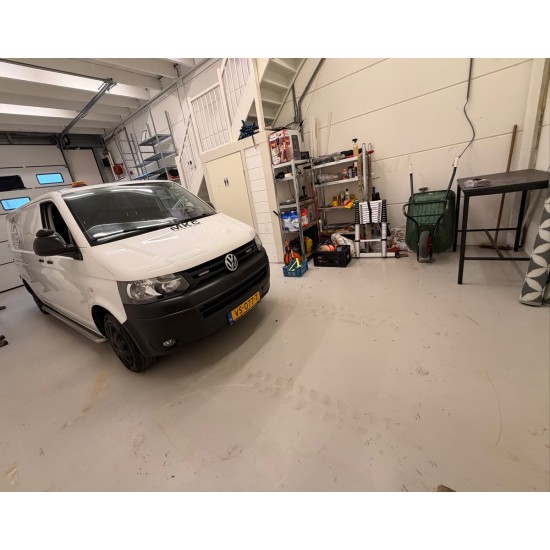 Bedrijfspand Industrieweg 3B met gedeeltelijke inrichting.