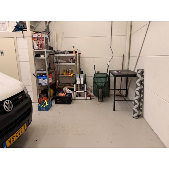 Bedrijfspand Industrieweg 3B met gedeeltelijke inrichting.