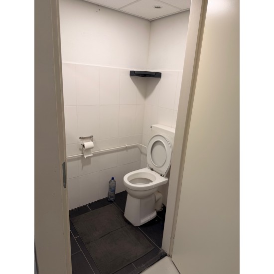 Bedrijfspand Industrieweg 3B met gedeeltelijke inrichting.