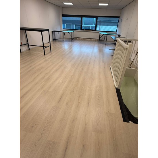 Bedrijfspand Industrieweg 3B met complete inrichting.